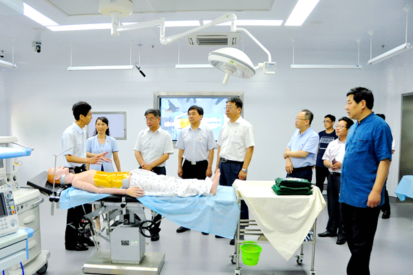 夏东伟一行参观世界杯官网国家级虚拟仿真实验教学中心 夏东伟一行参观世界杯官网国家级虚拟仿真实验教学中心