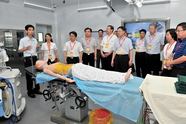 与会领导现场观摩世界杯官网医学实验实训中心党支部党建工作