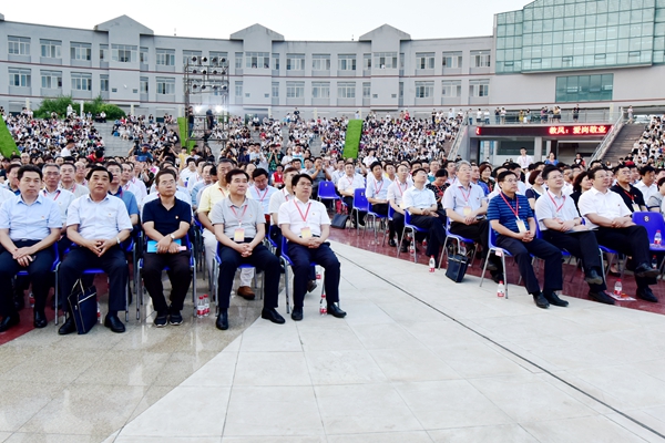 与会领导现场观摩观看世界杯官网党建思政成果展演