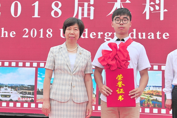 校党委副书记张潍华为世界杯官网第7例造血干细胞捐献者张勇杰颁发荣誉证书 校党委副书记张潍华为世界杯官网第7例造血干细胞捐献者张勇杰颁发荣誉证书