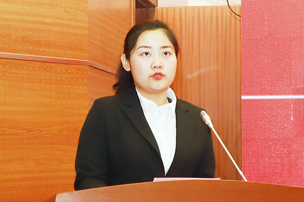 竞赛队员代表王晶宣誓 竞赛队员代表王晶宣誓