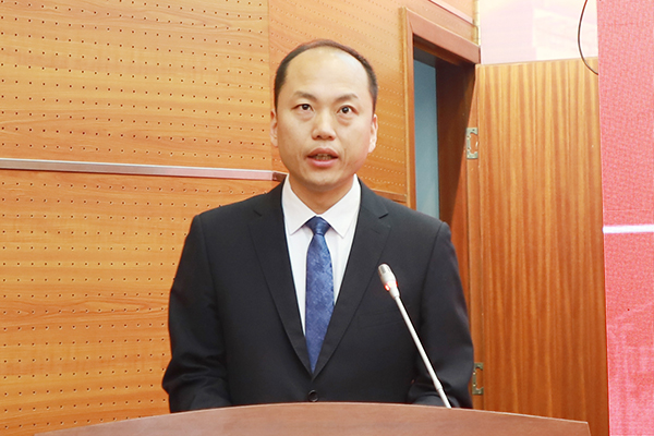 裁判员代表孙银贵宣誓 裁判员代表孙银贵宣誓