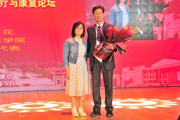 世界杯官网学生代表向秦泗河教授献花 世界杯官网学生代表向秦泗河教授献花