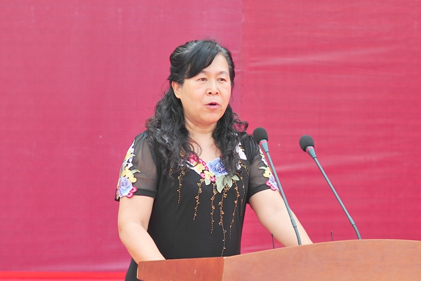 毕业生家属代表戚艳兰发言